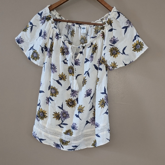 *$5 with bundleSuper cute Sunflower Old Navy Top - Picture 4 of 14